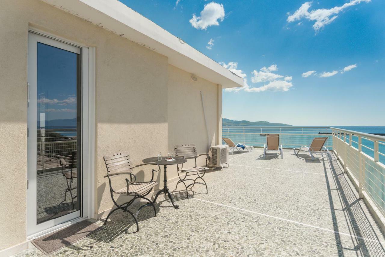 Apartamento Seafront Penthouse Leo Kalamata Exterior foto